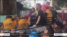 Tim SAR Brimob Polda Metro Jaya Bantu Evakuasi Korban Banjir di Pondok Kelapa