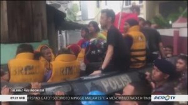 Tim SAR Brimob Polda Metro Jaya Bantu Evakuasi Korban Banjir di Pondok Kelapa