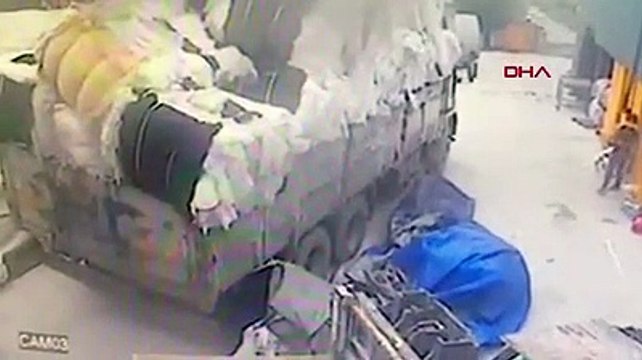 Üzerine kumaş balyaları düşen kişi feci şekilde can verdi... O anlar kamerada