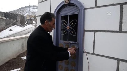 Köylüler telefon görüşmesi yapabilmek için minare önünde sıraya giriyor