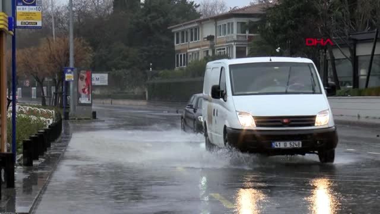 Sarıyer'de aşırı yağış nedeniyle yollar göle döndü
