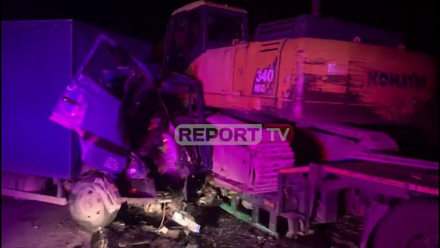 Report TV -Gjirokastër- Kamioni përplaset me trajlerin, plagoset rëndë njëri nga shoferi