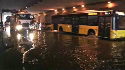 Topkapı alt geçitte yolu su bastı