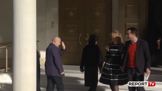 Report TV - Veliaj dhe Meta shkëmbejnë një përshëndetje jashtë dyerve të Kishës Ortodokse
