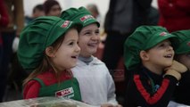 Dreka e Krishtlindjes/ Veliaj feston me familjet në nevojë në qendrën sociale