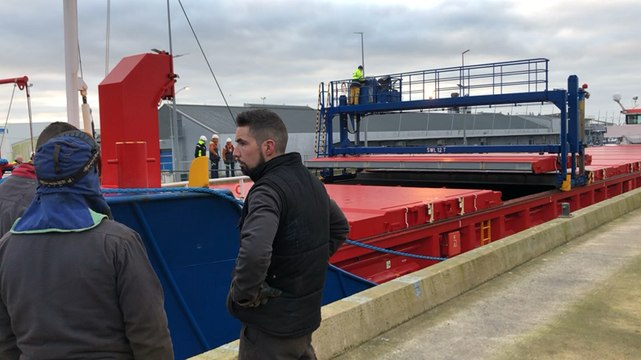 Un four de 120 tonnes livré par cargo à Lorient