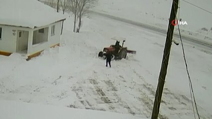 İtmek istediği traktörün altında kalıyordu... O anlar kamerada