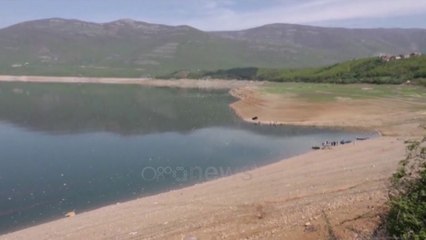 Ora News - Mbeturinat “mbulojnë” Fierzën