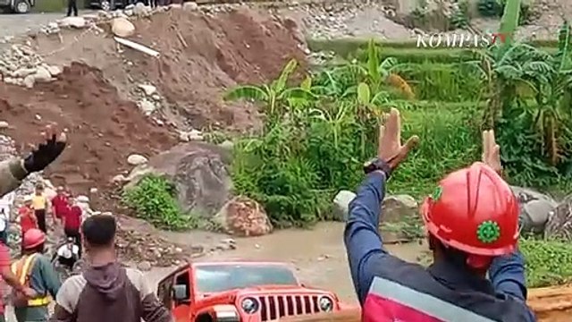 Mobil Dinas Bupati Karanganyar Harus Rela Diselamatkan Eskavator