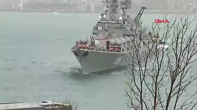 Rus savaş gemisi Kabataş'a yanaşırken sürüklendi