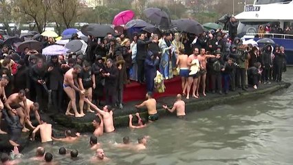 Denizden haç çıkartma töreninde bir şahıs boğulma tehlikesi geçirdi