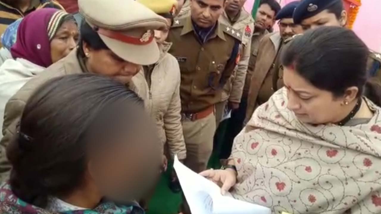समृति ईरानी के सामने फफक पड़ी रेप पीड़िता,कहा-दारोगा कार्रवाई करने की जगह हमें देते हैं गाली और धमकी