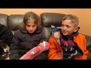 Report TV -Rama në familjen 8 anëtarëshe në Kamëz, dhurata për dy fëmijët