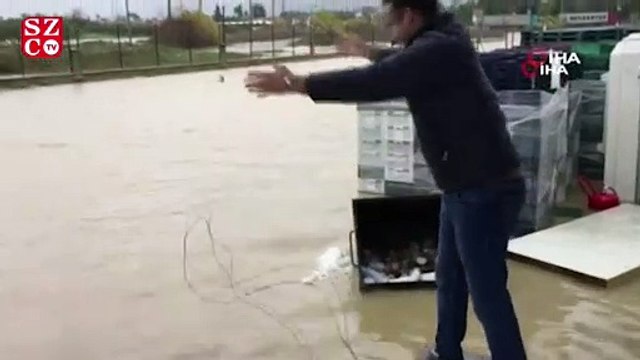 Antalya'da sağanak yağmurda el yapımı sal çaresi