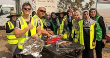 Australie : ces membres d'une association musulmane apportent des repas aux pompiers épuisés, qui luttent contre les incendies