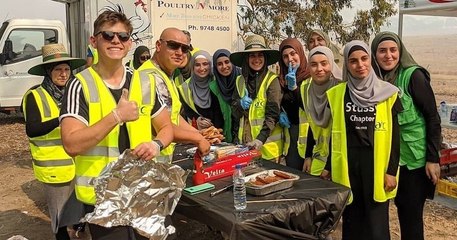 Australie : ces membres d'une association musulmane apportent des repas aux pompiers épuisés, qui luttent contre les incendies