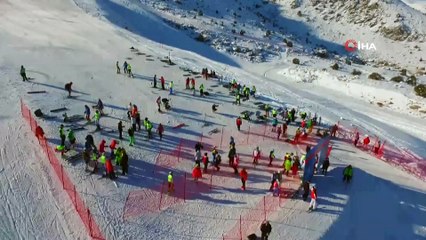 Eleme yarışlarında kapıya çarpan sporcu metrelerce sürüklendi