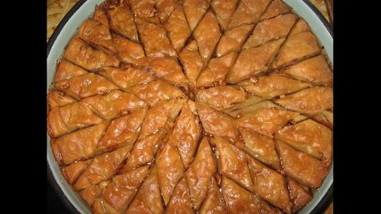 Ora News - Shqiptarët ruajnë traditën, Vitin e Ri në shtëpi dhe me bakllava