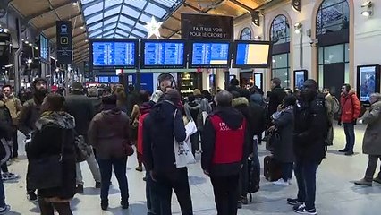 Retraites: 33e jour de grève, foule à la gare Saint-Lazare