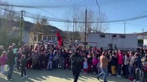 Ora News - Koncert festiv për banorët e prekur nga tërmeti në Bubq, ndahen lodra për fëmijët