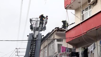 Evin çatısında çıkan yangın söndürüldü
