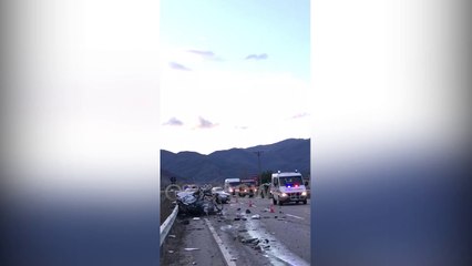 Ora News - Autobusi përplaset me automjetin në Rrugën e Kombit, një i vdekur