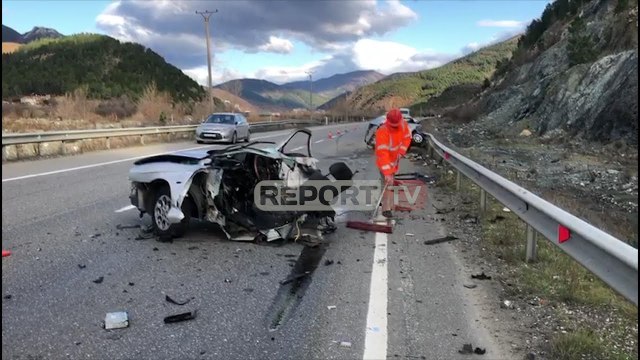 Makina përplaset me autobusin e bordurat dhe ndahet në dysh, humb jetën shoferi! 8 të plagosur