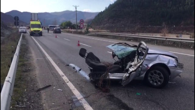 Makina ndahet në dysh, pamje të frikshme nga aksidenti ku mbeti një viktimë