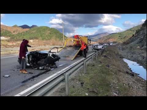 Ora News - Automjeti ndahet në dysh pas përplasjes me minibusin, vdes 28-vjeçari