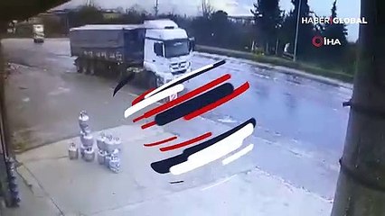 Kayganlaşan yolda kamyonet böyle devrildi