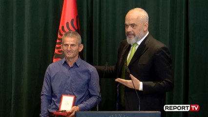 'Ishte si luan'! Shpëtoi dy jetë nën rrënoja, Rama nderon heroin, zjarrfikësi i Vlorës