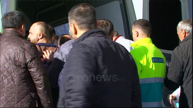 Ora News - Shpërthimi me granatë në Bashkinë e Lushnjes, kryebashiaku mbërrin në spitalin e Traumës