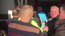 Report TV - Momenti kur kryebashkiaku i Lushnjes Fatos Tushe mbërrin te Spitali i Traumës
