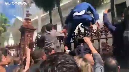 A kerítésen átmászva próbált bejutni a parlamentbe a venezuelai házelnök, az ellenzék vezetője