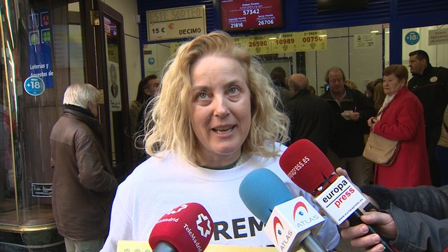 Doña Manolita reparte el primer premio del sorteo del Niño