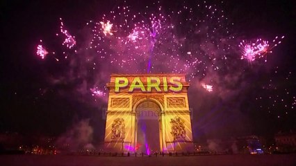 Si u prit viti i ri në botë. Spektakël fishekzjarrësh, festë në temperatura të ulëta dhe në plazhe