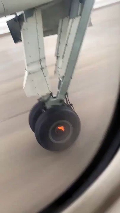 Un passager filme son avion qui perd une roue en plein décollage