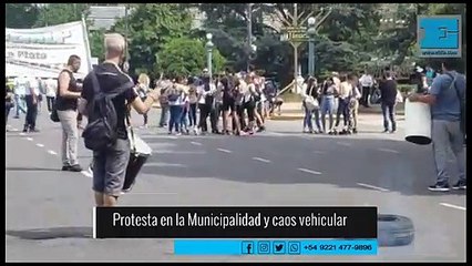 Protesta frente a la Municipalidad y caos vehicular