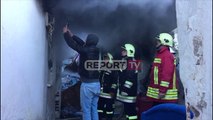 Report TV -Përfshihet nga zjarri një shtëpi në Vlorë, tre zjarrfikëse luftë me flakët