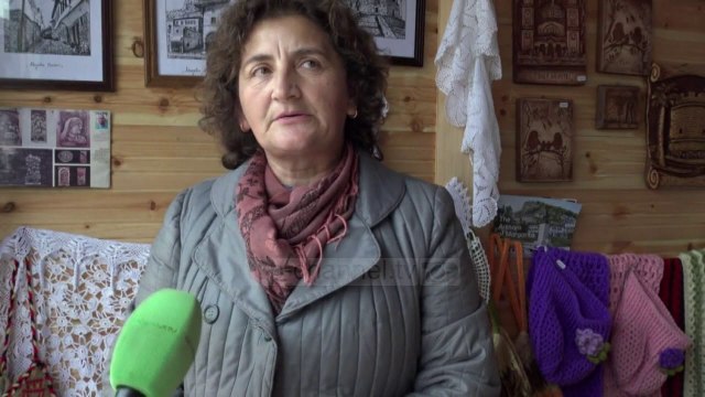Artizanët e Beratit/ Jo vetëm ekspozojnë punimet, por u tregojnë të rinjve se si punohet