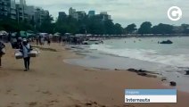 Carro fica atolado na Praia de Peracanga, em Guarapari