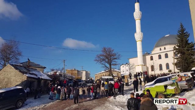 Report TV -Këngë dhe valle, emigrantët kthehen për Vitin e Ri dhe gjallërojnë Shishtavecin