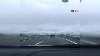 Minibüsün bariyerlere çarpma anı kamerada