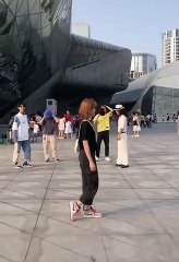 Elle montre simplement comment faire un Moonwalk et la vidéo est fascinante