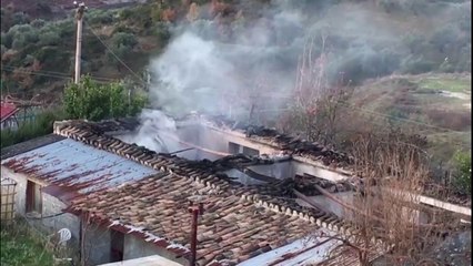 Ora News - Gardianit që vrau dy persona në poliklinikën e Patosit i digjet shtëpia