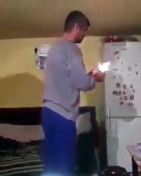 Feu d'artifice dans le frigo ? La porte explose !