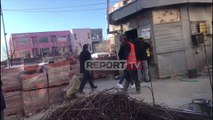 Report TV - Korçë, puntorët e kantierit në lot pasi shoku i tyre humbi jetën