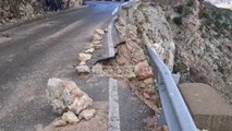 Rrëshqitje dherash në aksin Krujë - Qafshtamë, rruga e dëmtuar nga tërmeti s'ka as tabela
