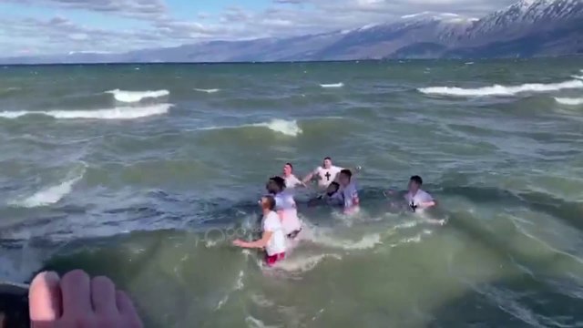Ora News - Sfidojnë temperaturën - 4 gradë, hyjnë në liqenin e Pogradecit të kapin kryqin