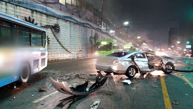 빗길 '미끌' 중앙선 넘어간 택시...8명 다쳐 / YTN